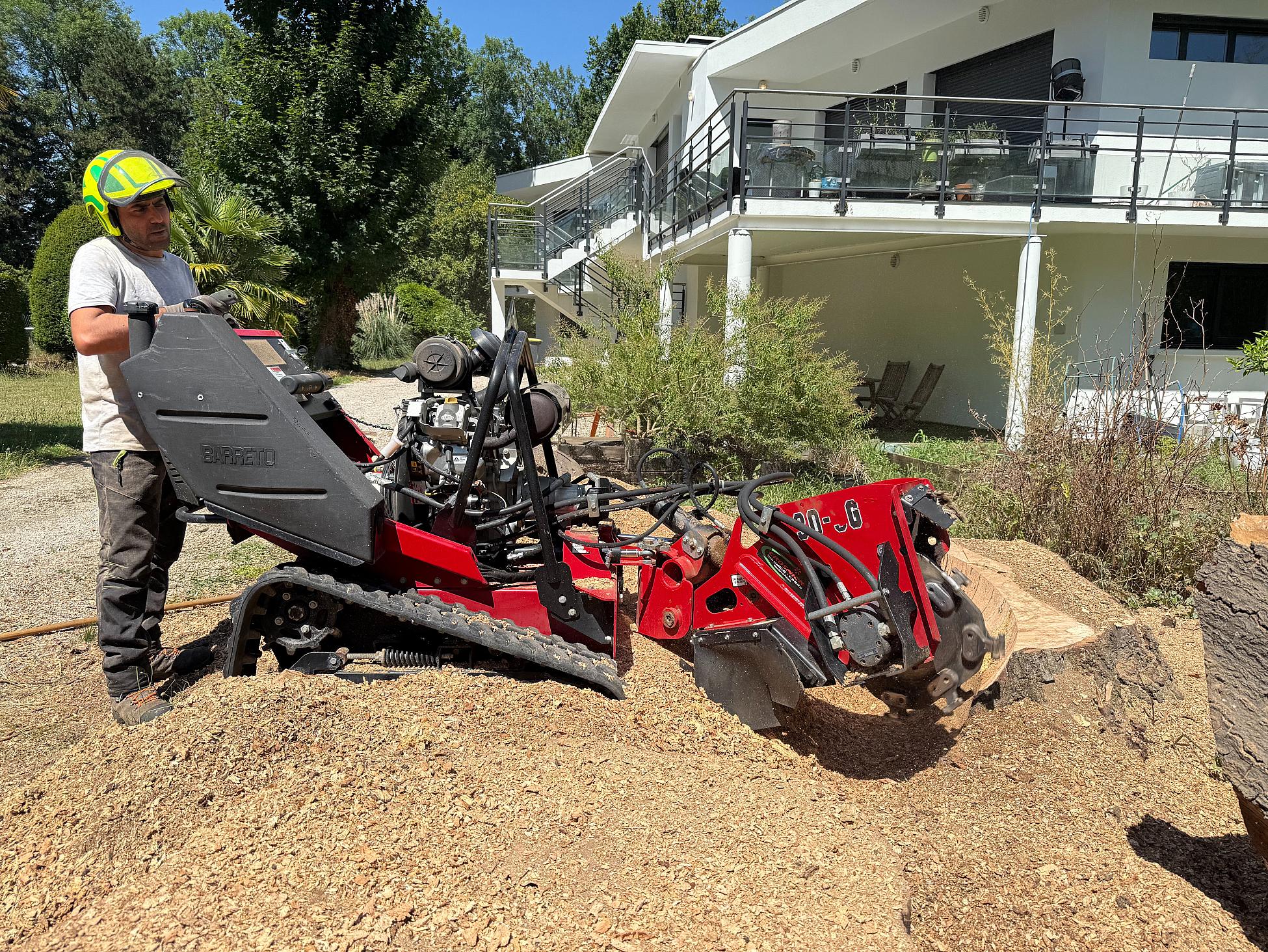 homme maniant une rogneuse, en pleine action pour suppression de souche
